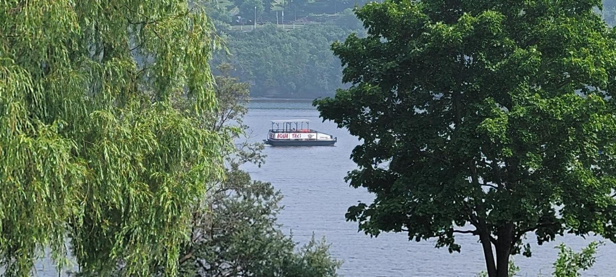 Kokomo Inn Bed And Breakfast Ottawa-Gatineau'S Only Tropical Riverfront B&B On The National Capital Cycling Pathway Route Verte #1 - For Adults Only - Chambre D'Hotes Tropical Aux Berges Des Outaouais Bnb #17542O Екстер'єр фото