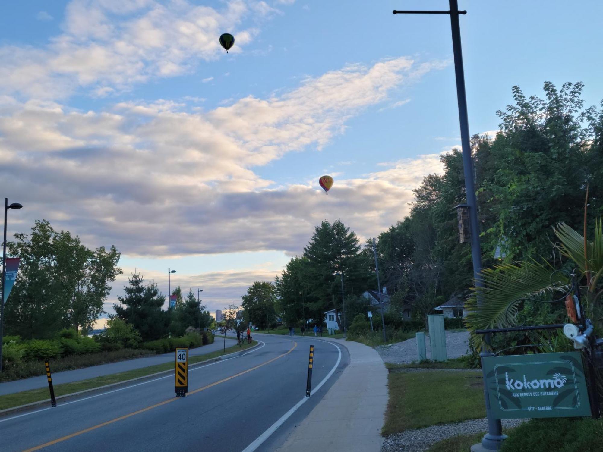 Kokomo Inn Bed And Breakfast Ottawa-Gatineau'S Only Tropical Riverfront B&B On The National Capital Cycling Pathway Route Verte #1 - For Adults Only - Chambre D'Hotes Tropical Aux Berges Des Outaouais Bnb #17542O Екстер'єр фото