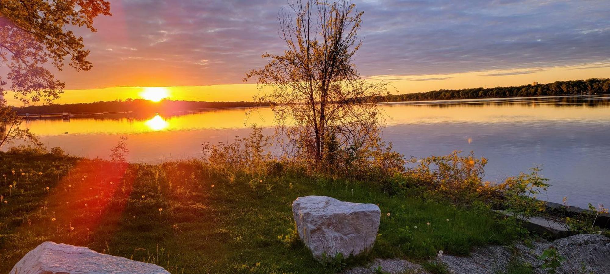 Kokomo Inn Bed And Breakfast Ottawa-Gatineau'S Only Tropical Riverfront B&B On The National Capital Cycling Pathway Route Verte #1 - For Adults Only - Chambre D'Hotes Tropical Aux Berges Des Outaouais Bnb #17542O Екстер'єр фото